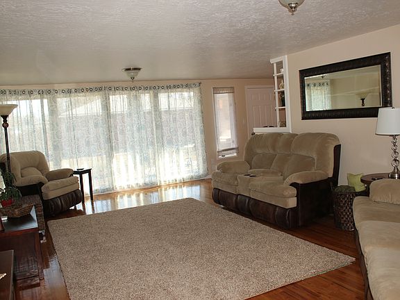3rd image of 810 Howell Ave