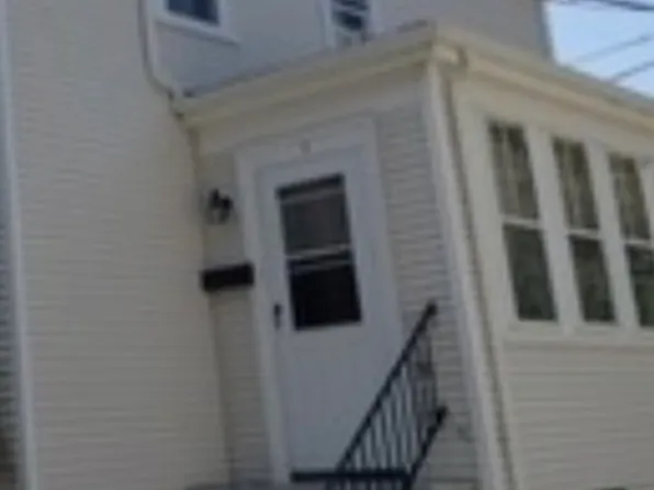 5 Davis Ct, Newport, RI 02840
