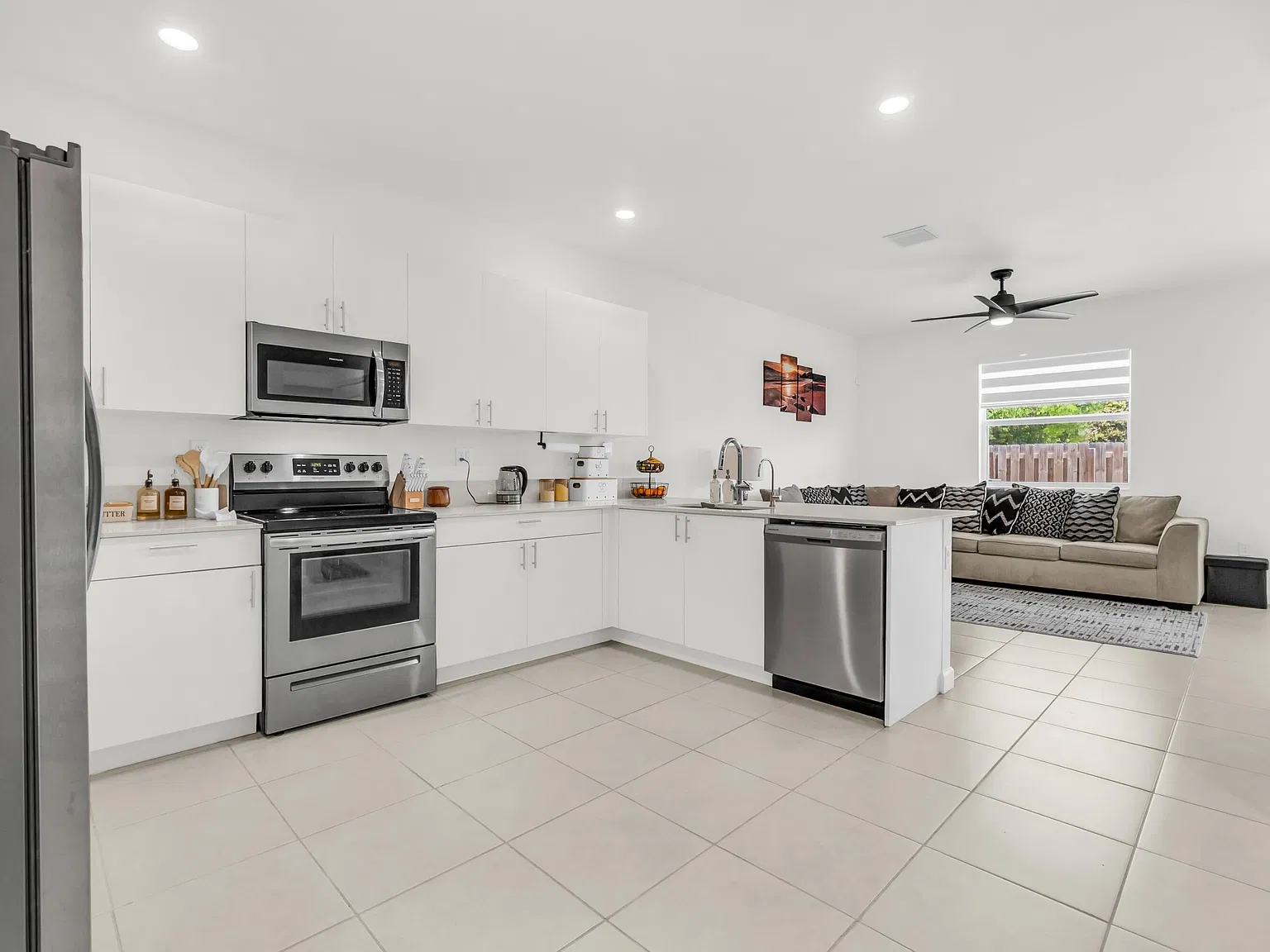 4 bed, 2.5 bath, 1820 sqft, $3,000 — Photo 1