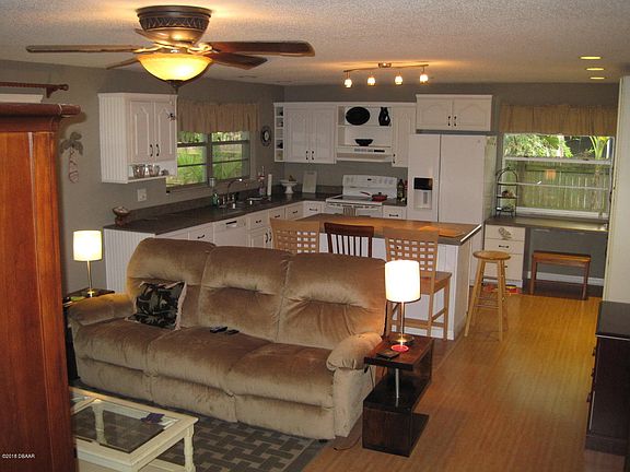 5th image of 717 W Lindenwood Cir