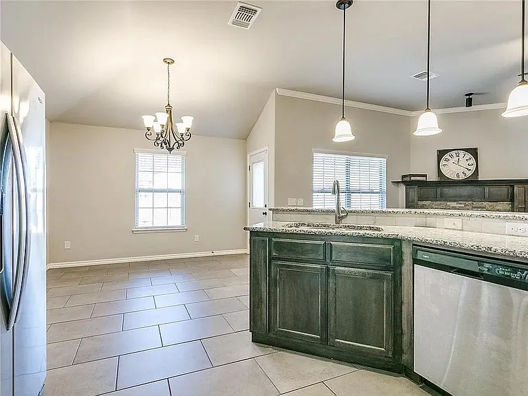 525 Talon Dr — Photo 13