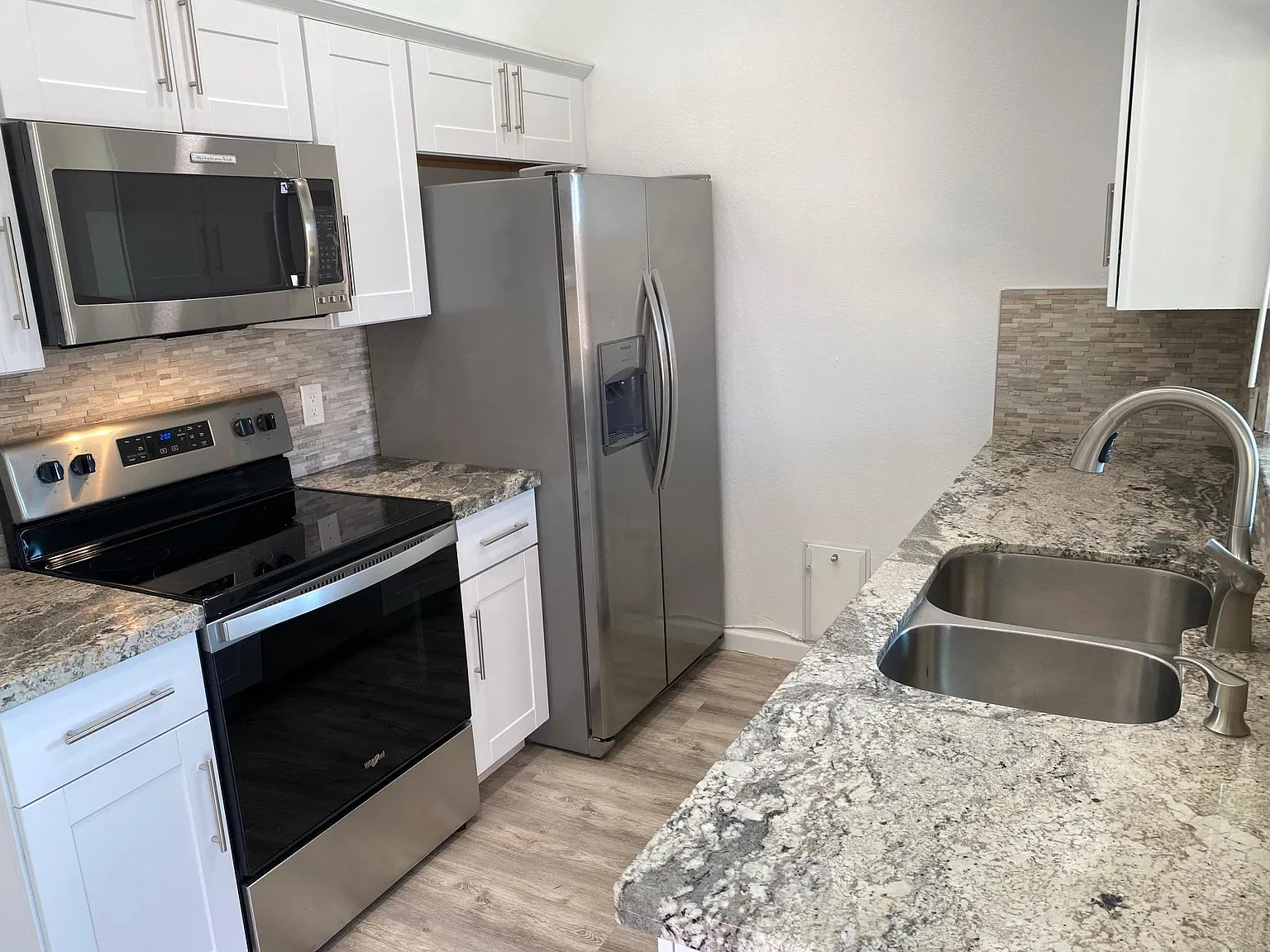 2 bed, 823 sqft, $1,950 — Photo 2
