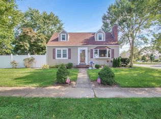 10 Algonquin Ave, Massapequa, NY 11758