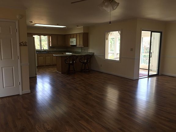 5th image of 412 Arcadian Dr