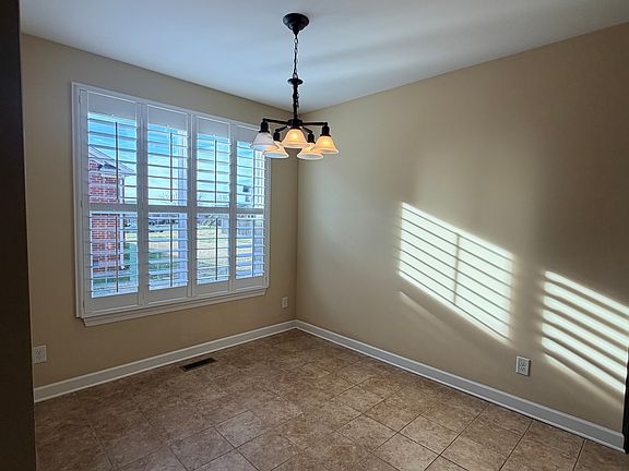 4th image of 3093 Oxford Dr