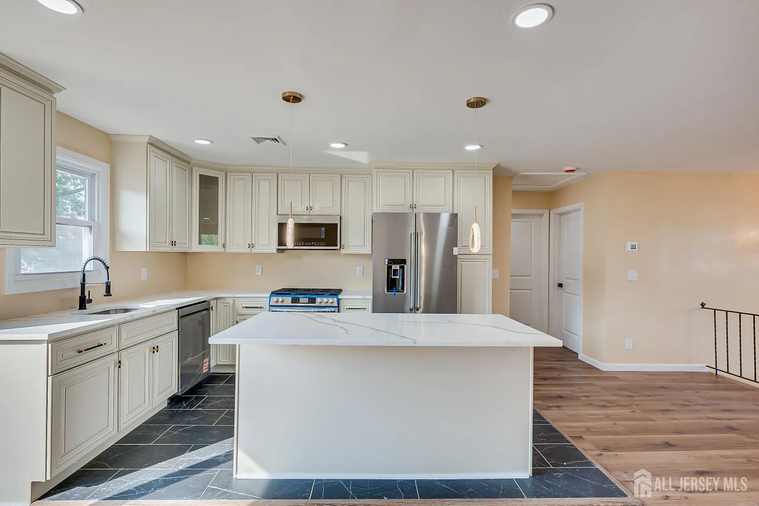 3 bed, 2.0 bath, $4,400 — Photo 3