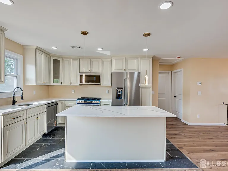 134 Frank St — Photo 3