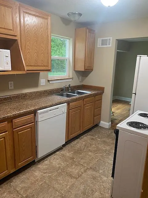 3 bed, 1940 sqft, $2,475 — Photo 4