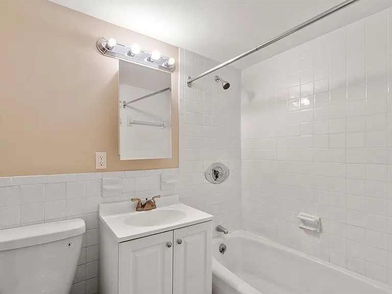 1025 Hancock St #7 — Photo 6