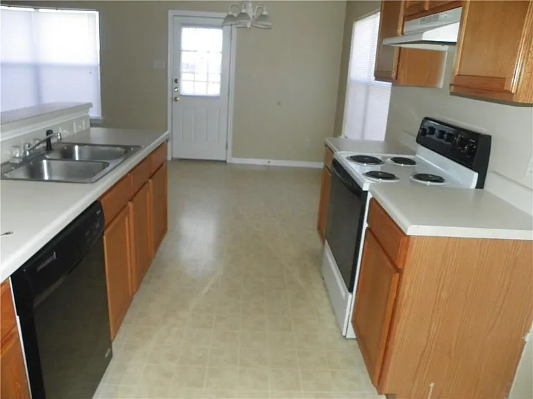 203 Marvin Cv — Photo 4