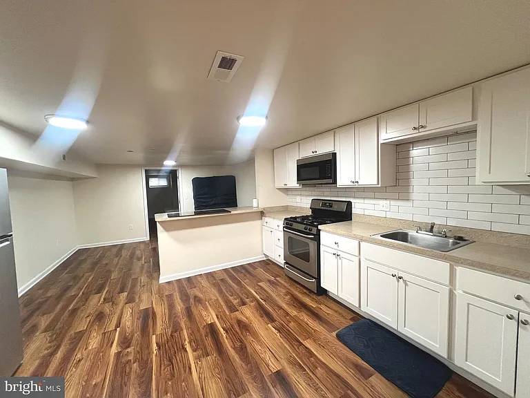 727 Reservoir St — Photo 11