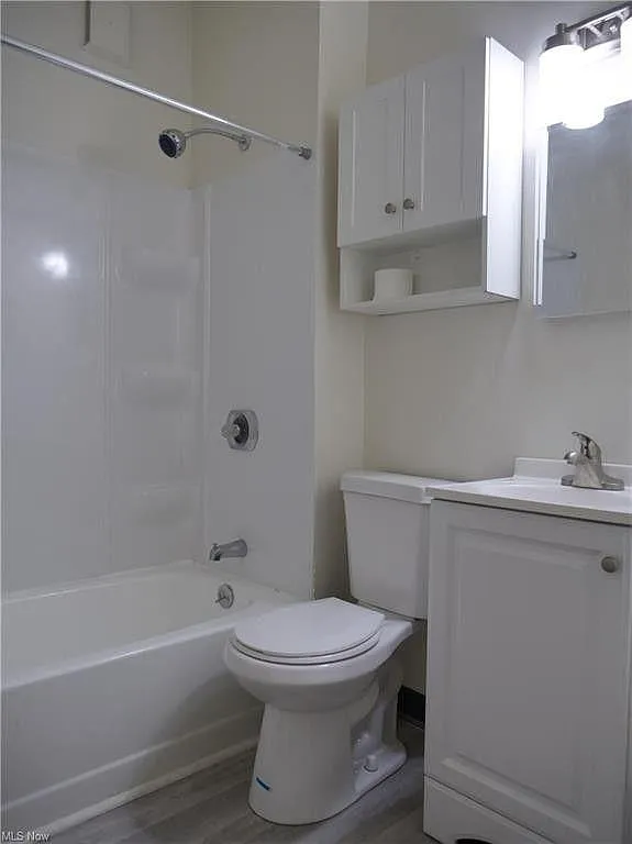 1290 Gladys Ave — Photo 2