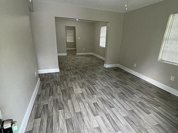 3rd image of 1309 Roberts Dr