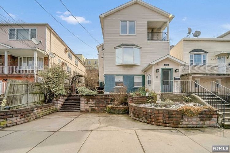 1st image of 152 Terrace Ave