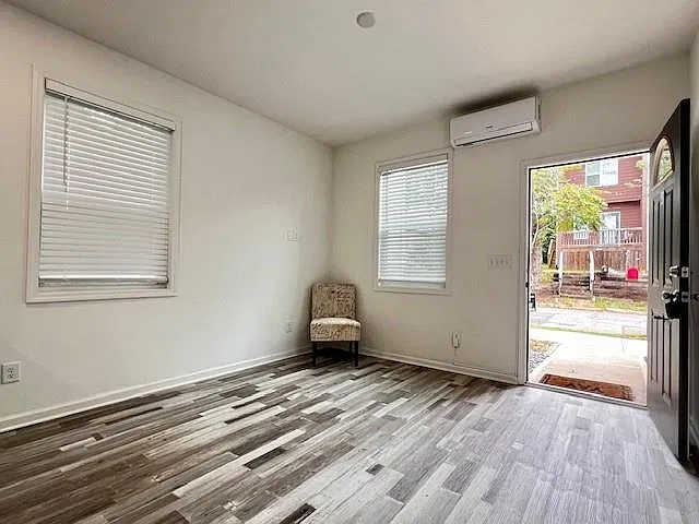 3 bed, 1.5 bath, 1100 sqft, $2,295 — Photo 2