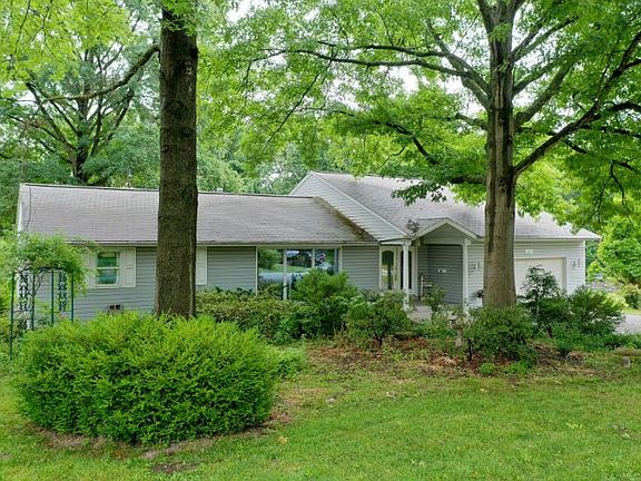 3rd image of 1008 Eastland Cir