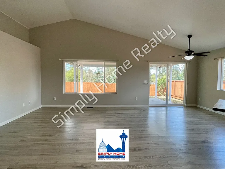 9807 Greenleaf Loop SE — Photo 3