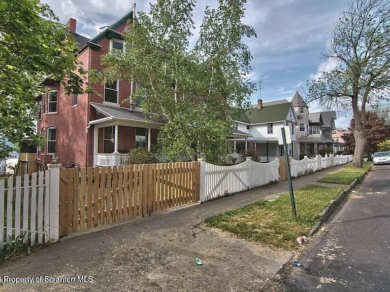 533 Quincy Ave — Photo 7