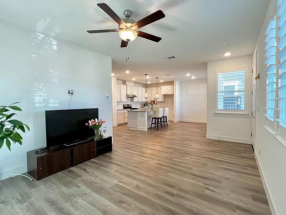 5th image of 2129 Hunt St