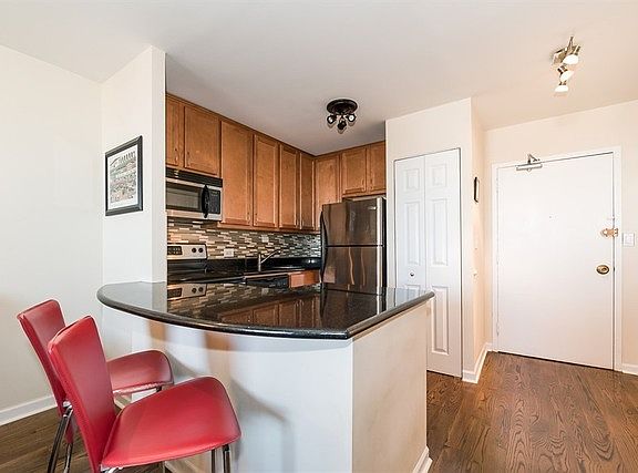 4th image of 1455 N Sandburg Ter #607B