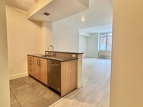 4th image of 229 W 60th St APT 2R