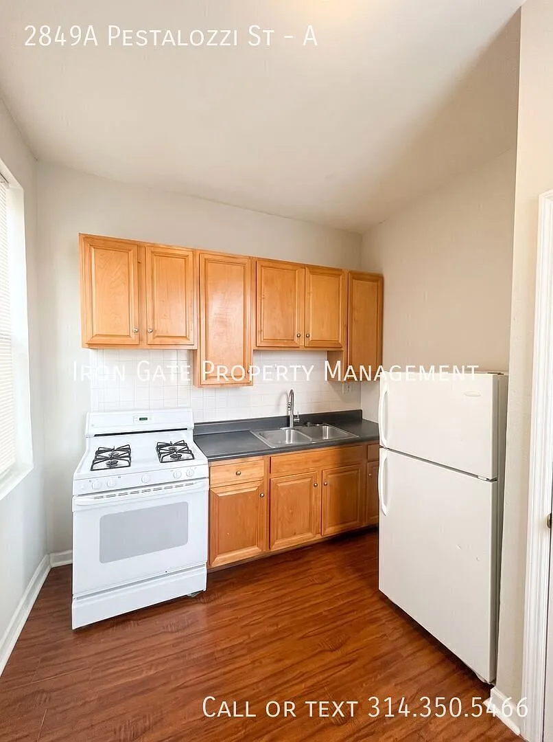 Light-Filled Second-Floor 2BR with Tall Ceilings & Shared Yard Fox Park — Photo 4