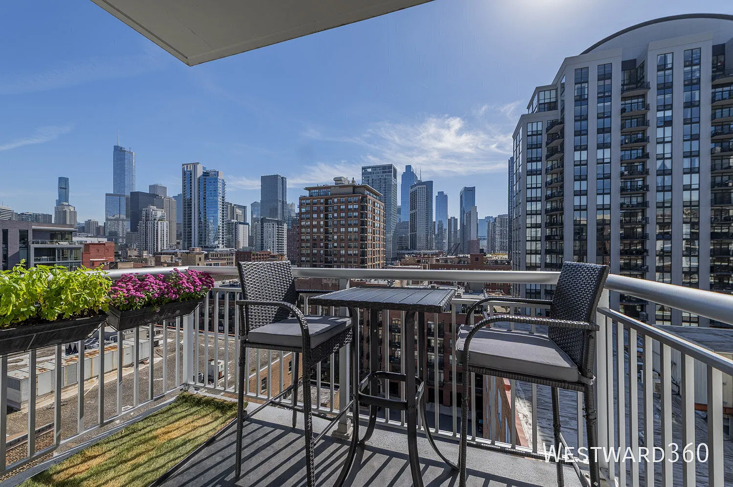 Available Starting 11/1 - Must See 1bd/1bth With Parking Included — Photo 4