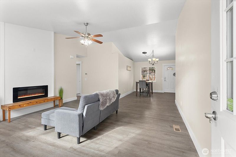 5th image of 2307 N Ridgeview Lane