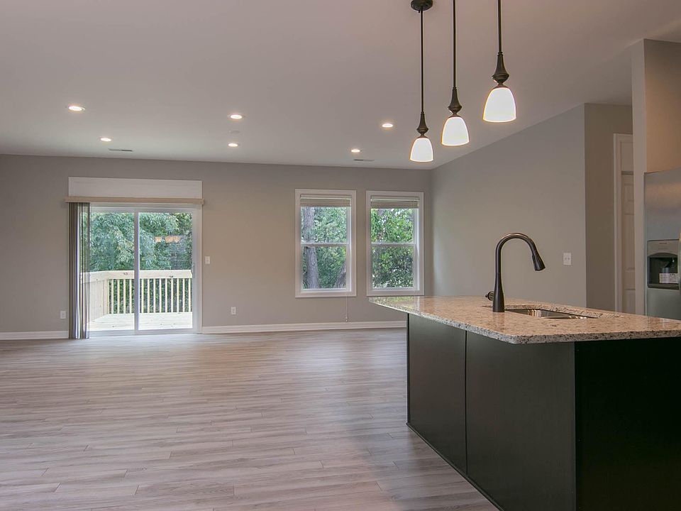 1st image of 662 Queens Ct