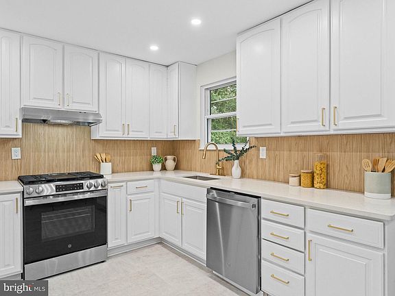 5th image of 153 Oak Pines Blvd