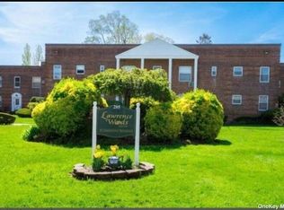 2 Herrick Dr, Lawrence, NY 11559