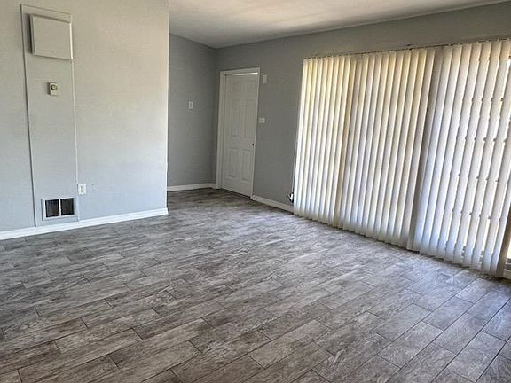 3rd image of 320 Palmetto Dr NE