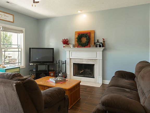 4th image of 215 Maple Leaf Ct
