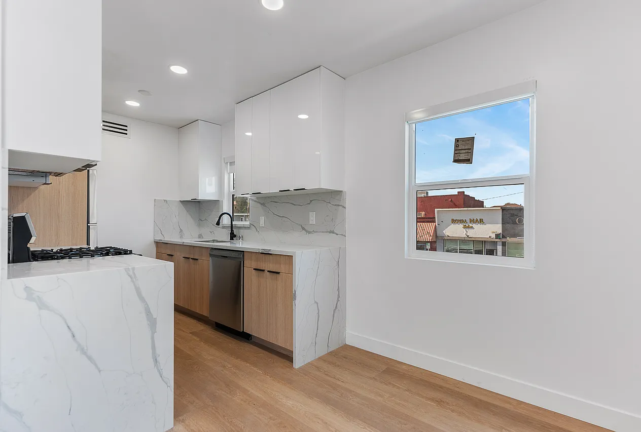 2 bed, 900 sqft, $3,300 — Photo 1