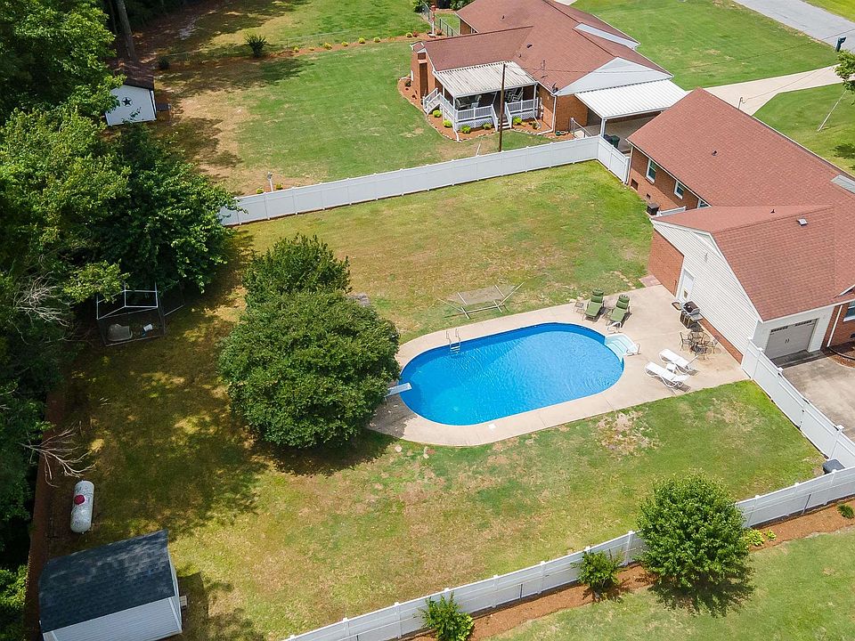 1st image of 406 Forest Dr