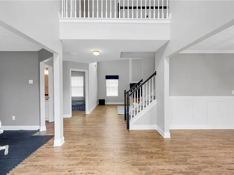 709 Roxholly Ln — Photo 3