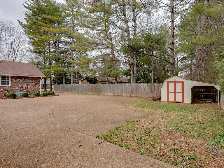 826 Victoria Dr — Photo 29