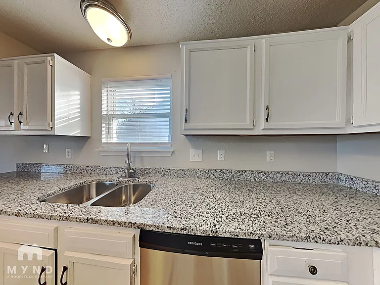 1698 Prairieview Ln — Photo 9