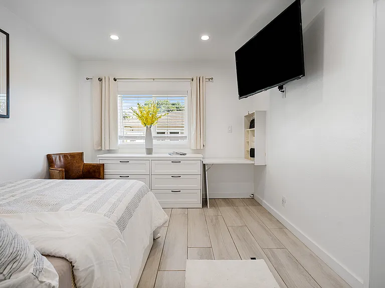 570 Park Ave — Photo 9