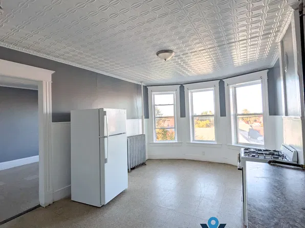 214 Pine St, Holyoke, MA
