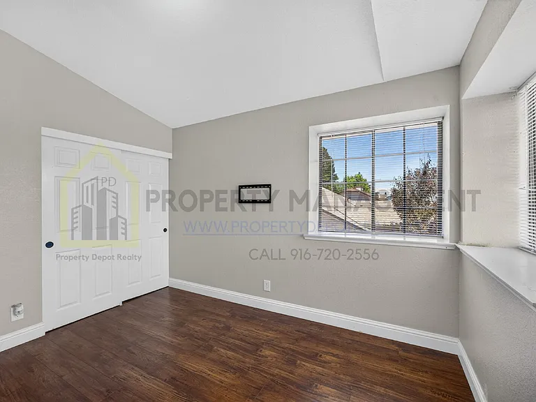8779 Brittany Park Dr — Photo 31