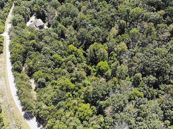 4th image of 1099 Nellies Cave Rd