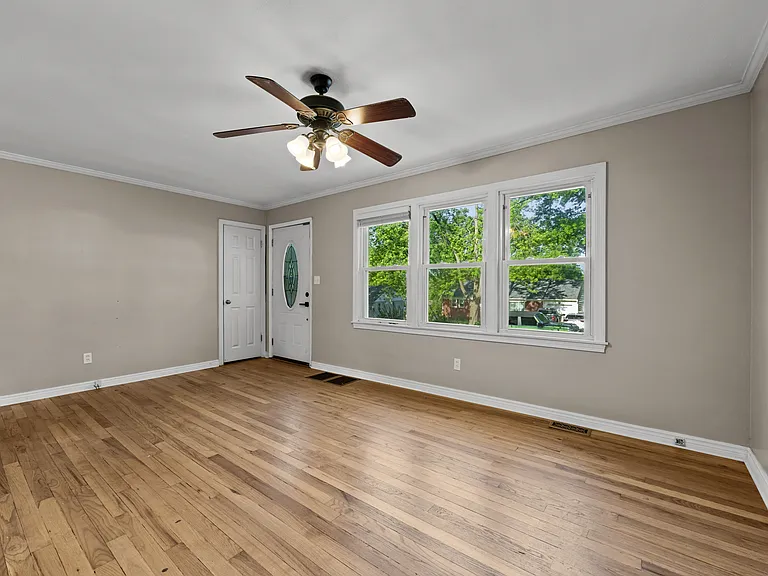 5115 N Garfield Ave — Photo 2