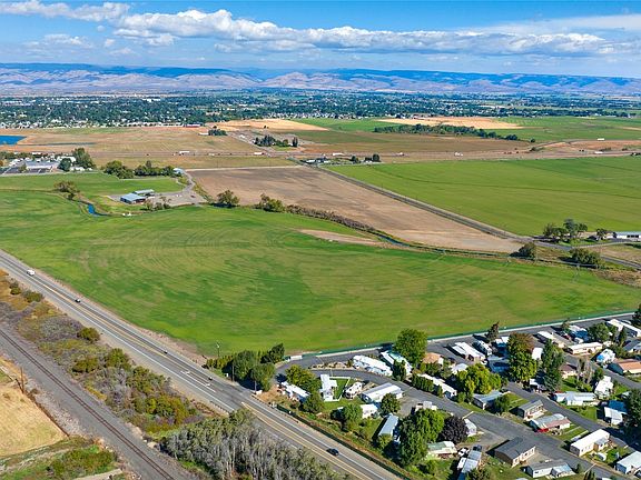 Looking north along Canyon Rd, parcel lies between Mobile Home park and busy gas station/truck stop.>