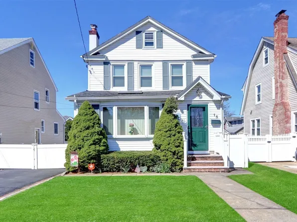 15 N Cambridge Street, Malverne, NY 11565