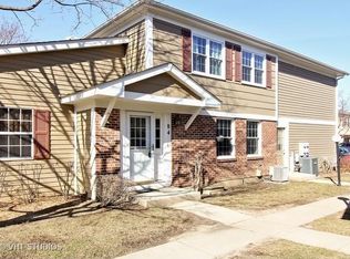 84 Maplewood Dr, Vernon Hills, IL 60061