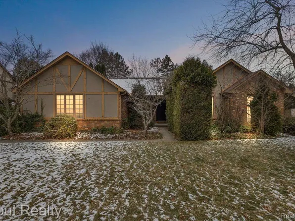 39094 Plumbrook Dr, Farmington Hills, MI 48331