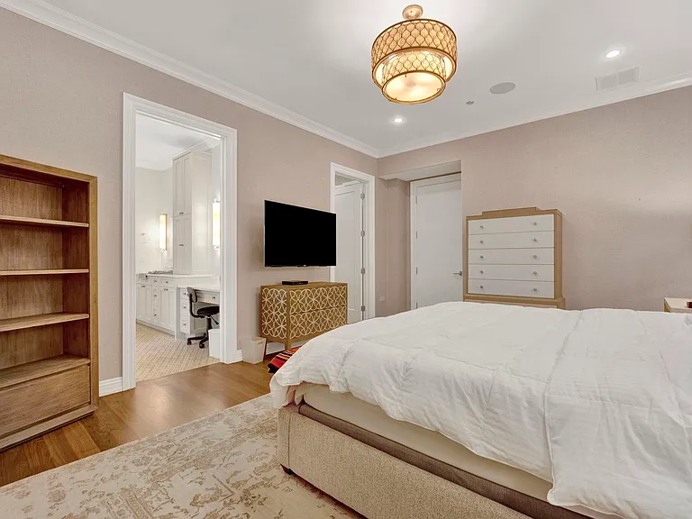 103 E Chestnut St #103 — Photo 42