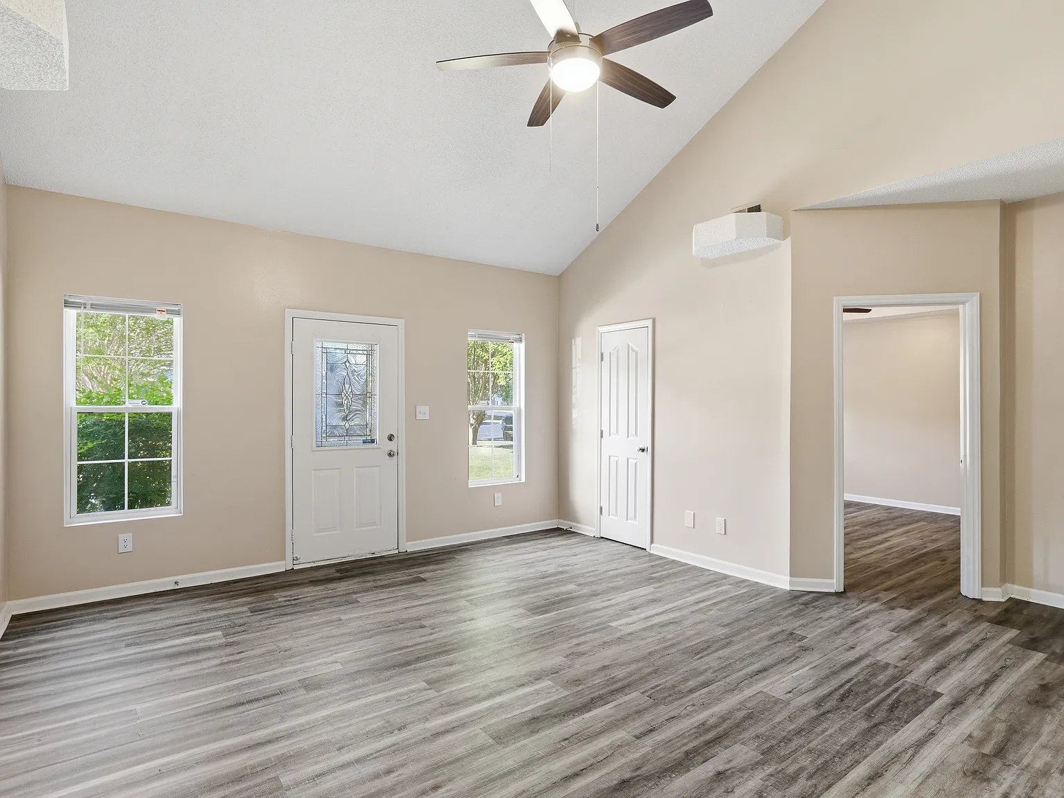Sterling Pointe Apartments — Photo 4