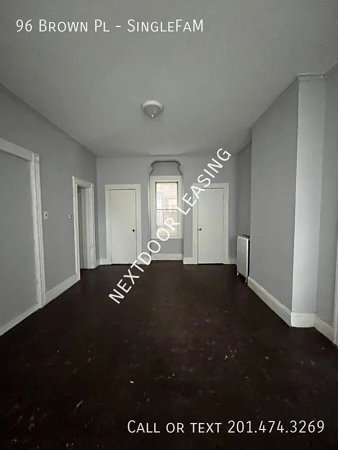 96 Brown Pl — Photo 2